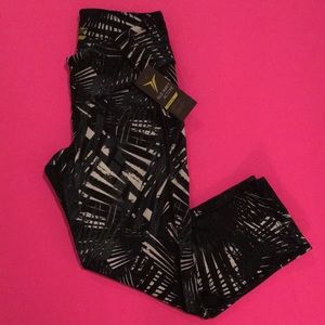NWT Old Navy Active Go Dry Capris - Size Small